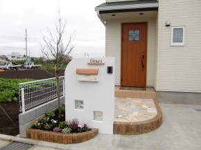 白い塗壁とレンガ使いの明るく広々とした門周り　～立川市砂川町～１