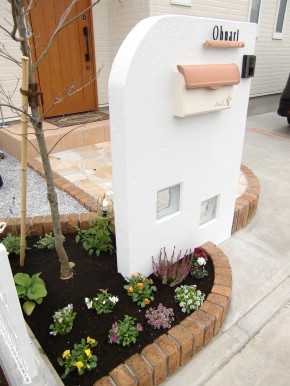 白い塗壁とレンガ使いの明るく広々とした門周り　～立川市砂川町～３