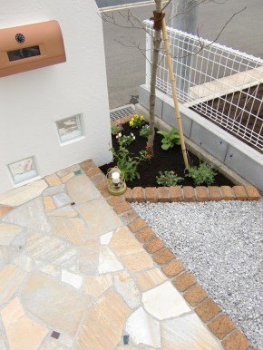 白い塗壁とレンガ使いの明るく広々とした門周り　～立川市砂川町～４