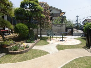 芝生でペット(トイプードル)と過ごせるフロントヤード ~武蔵村山市中藤~1