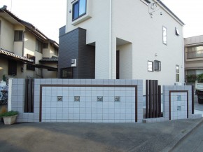 化粧ブロックを組み合わせたデザイン塀　～立川市上砂町～１