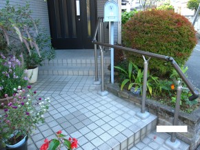 玄関前の手摺で安心、安全　～武蔵村山市中藤～１