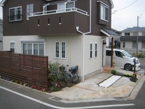 天然石乱貼りでアクセントを加えた駐車場　～立川市砂川町～