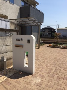 広い敷地にコンパクトに仕上げた門周り