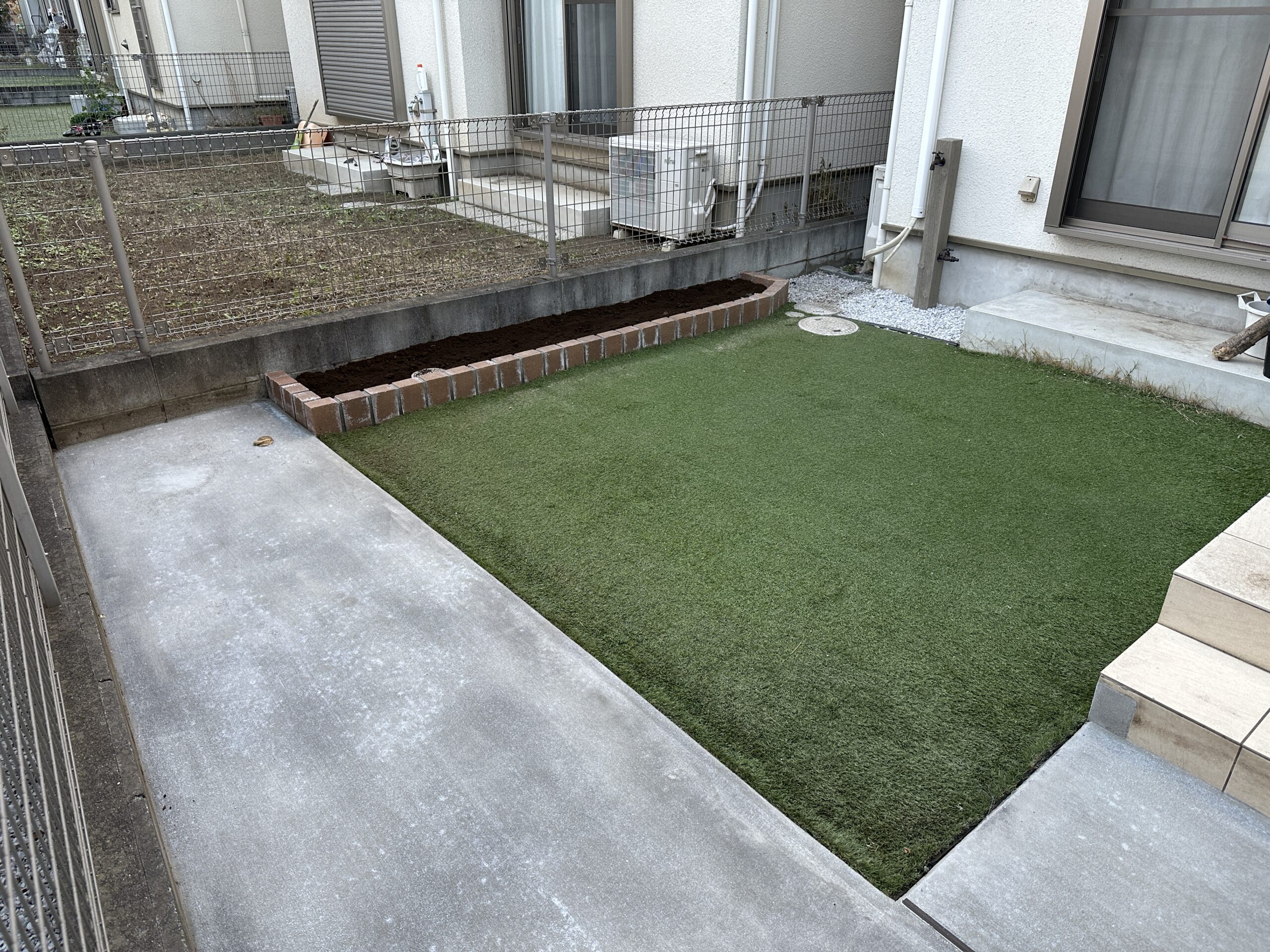 人工芝+コンクリートの雑草対策リガーデン　～立川市～