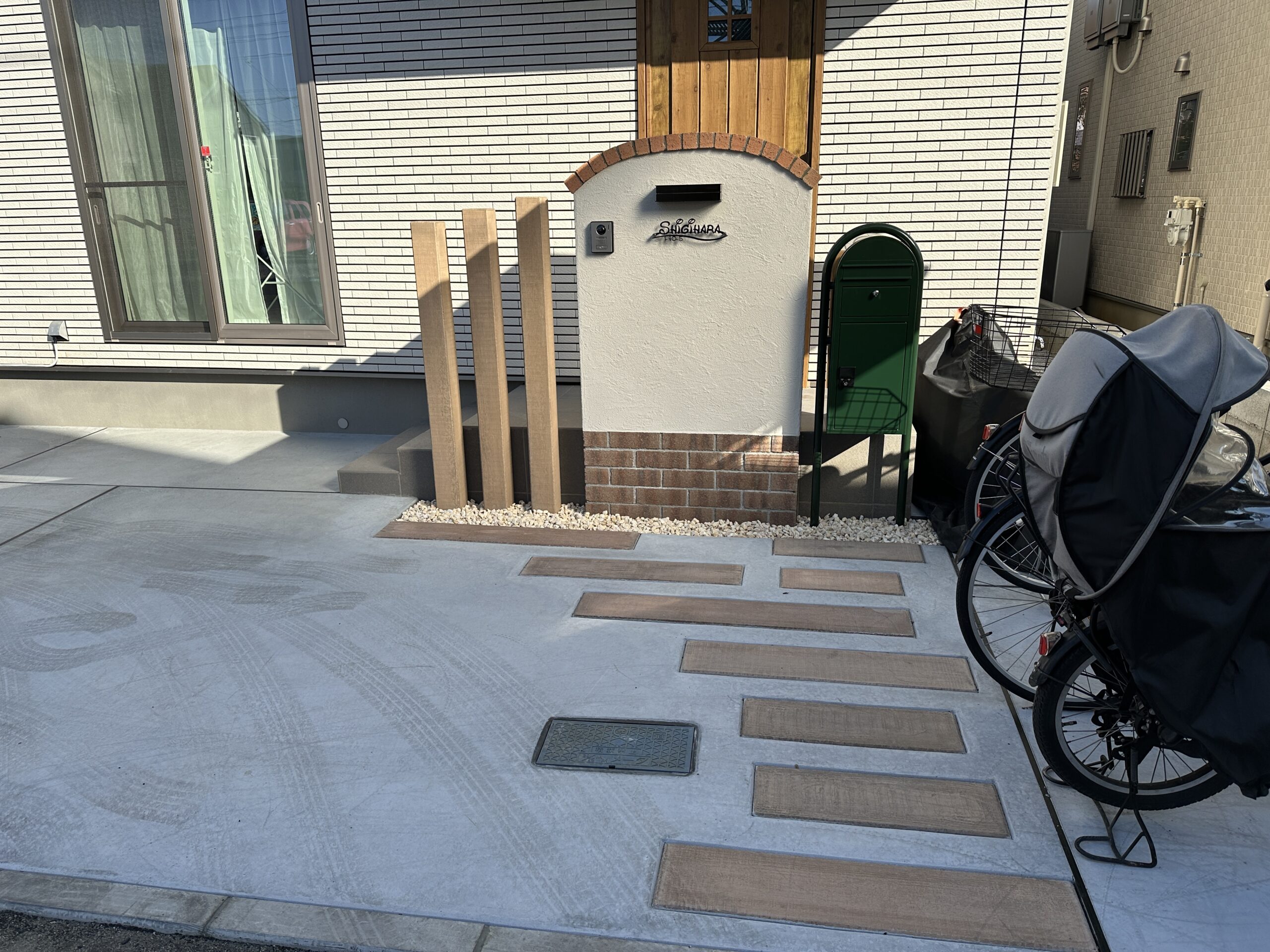 枕木アプローチが印象的な門柱周り　～東村山市～