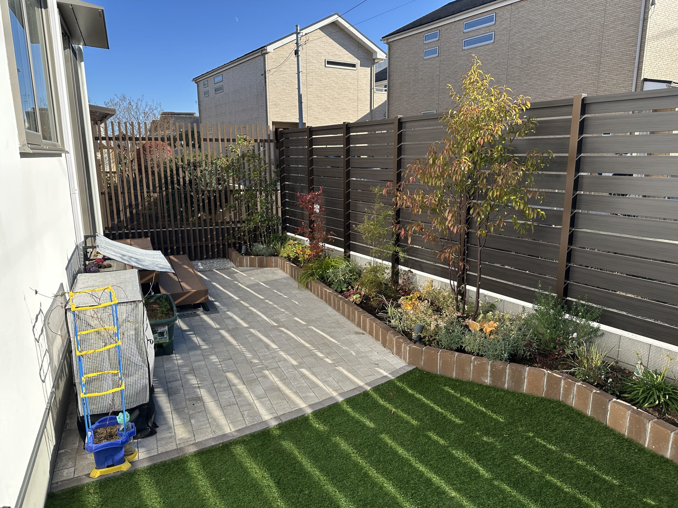 人工芝とインターロッキングでローメンテガーデン　～昭島市～