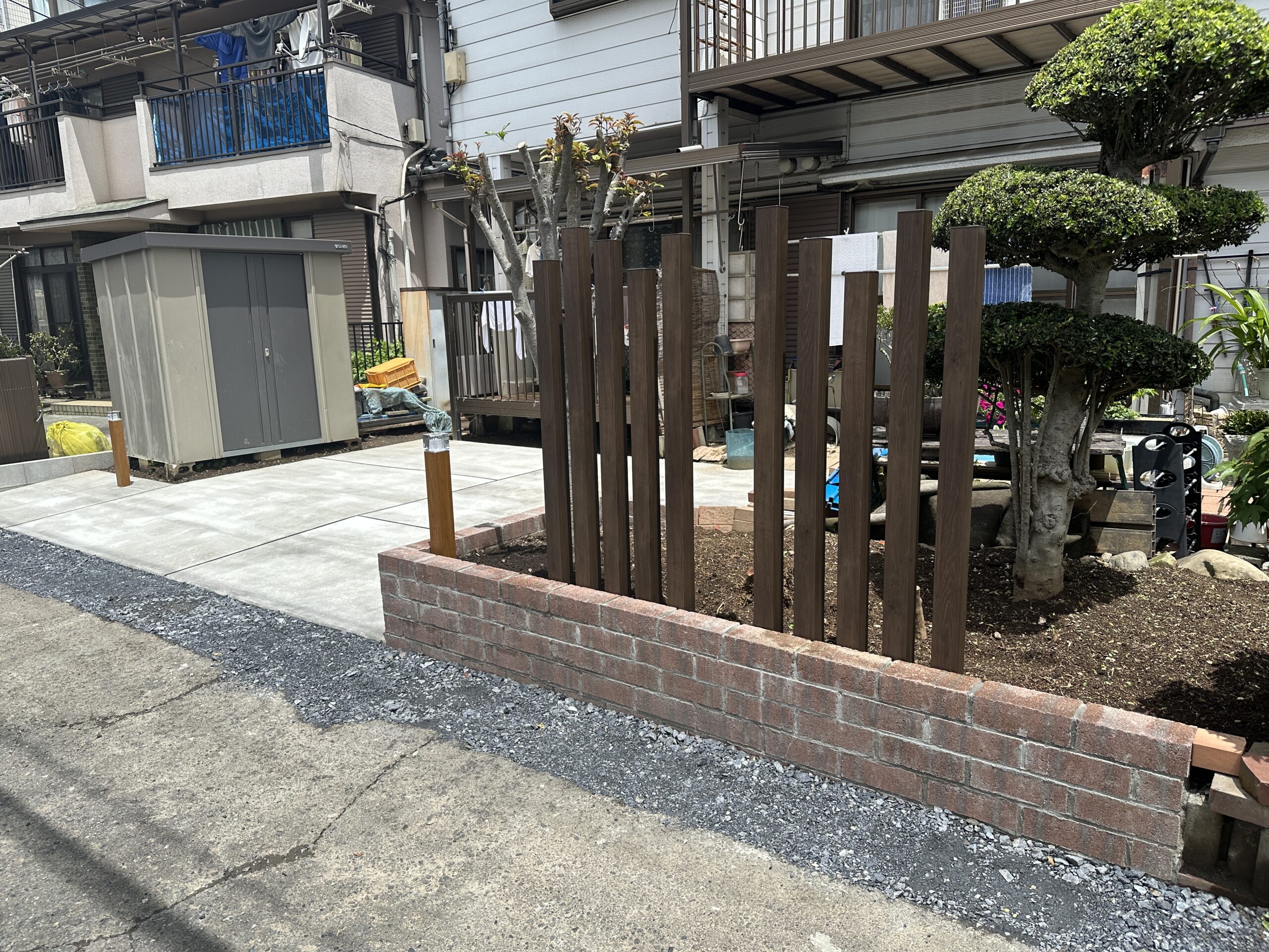 生垣のあるお庭を駐車場へリフォーム　～八王子市～