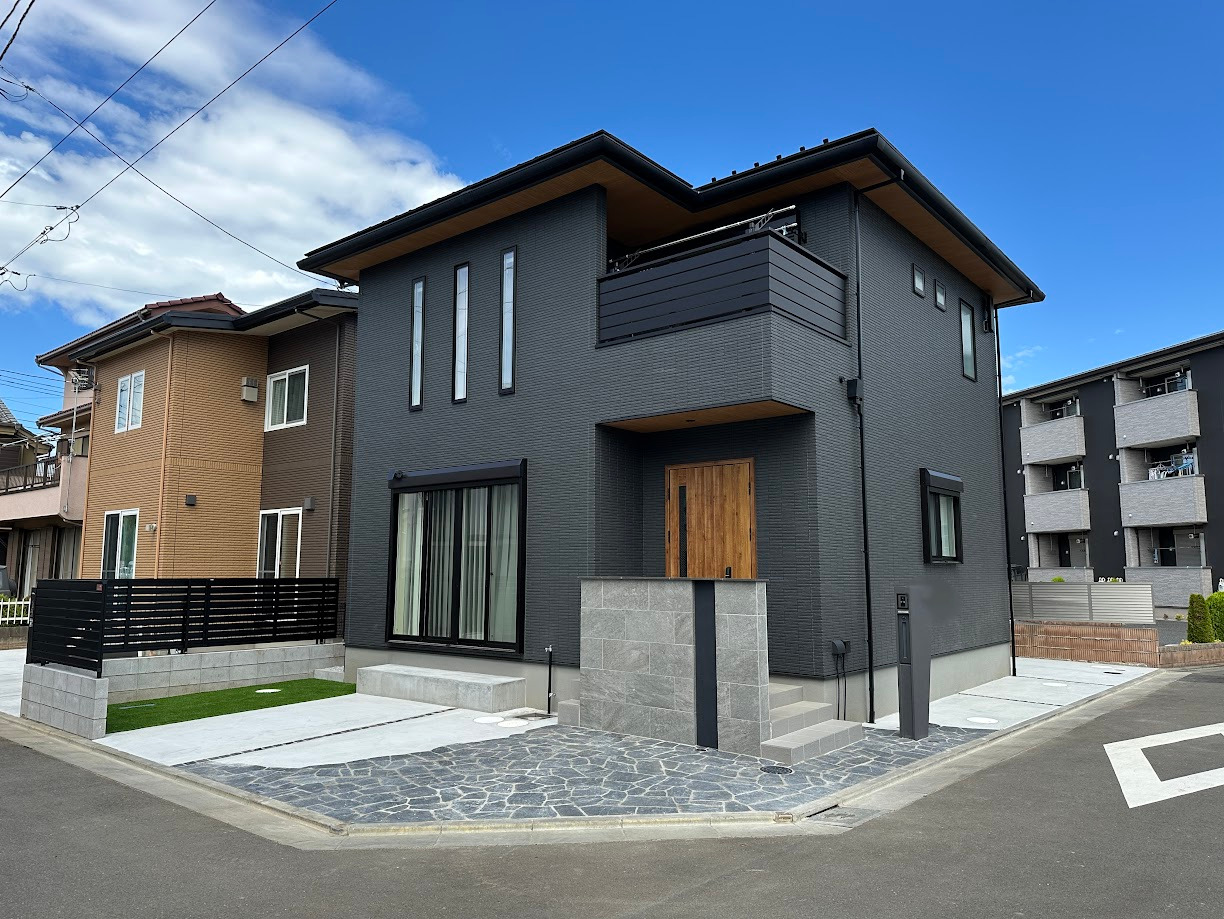 ブラックを基調とした住宅の雰囲気に合わせた外構～武蔵村山市～