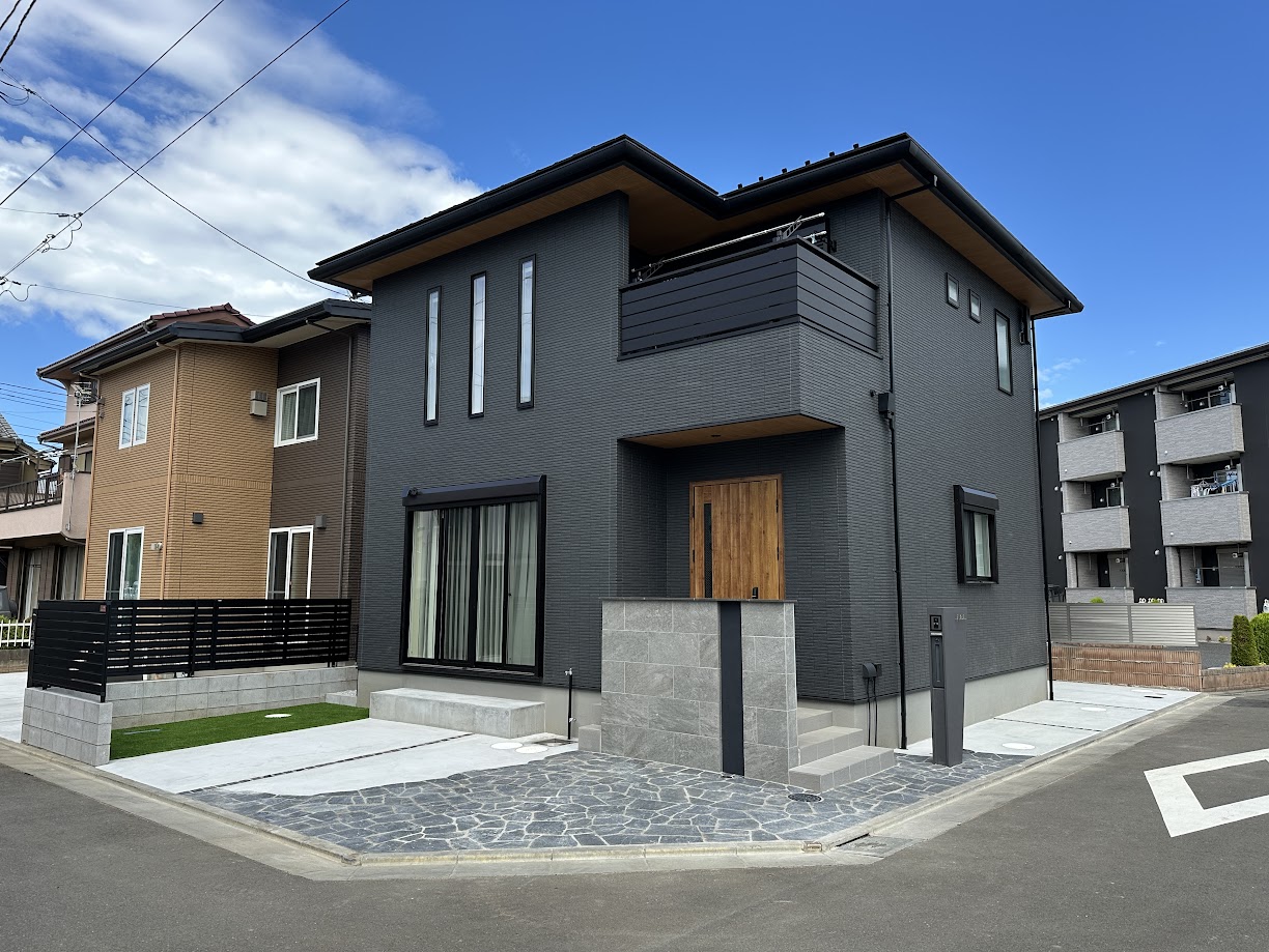 ブラックを基調とした住宅の雰囲気に合わせた外構～武蔵村山市～