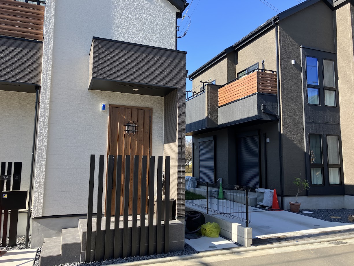 道路からの視線を緩和してくれる柱建て　～立川市～