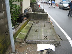 道路側に倒壊したブロック塀 道路側に倒壊したブロック塀