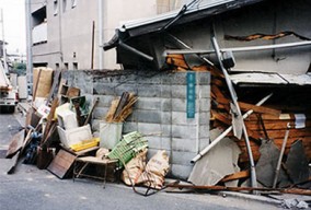 阪神淡路大震災で、木造の家の倒壊を支えたブロック塀