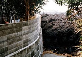 伊豆大島で溶岩の流れを遮ったブロック塀