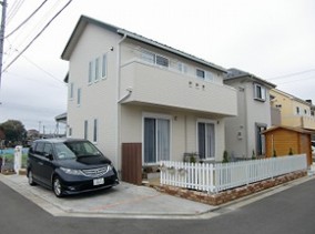 ブロックやレンガ等(組積材)を低く積み、その上に各種フェンス ブロックやレンガ等(組積材)を低く積み、その上に各種フェンス