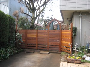 自然素材の目隠しフェンスがいい 立川市幸町 東京の外構 エクステリア工事 ライズエクステリア